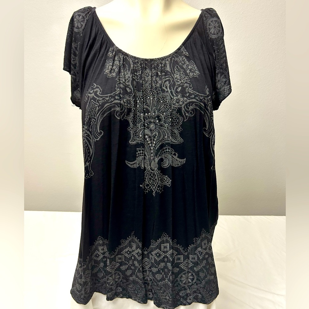 EUC Size medium black and gray patterned tee from Vanilla Sugar.